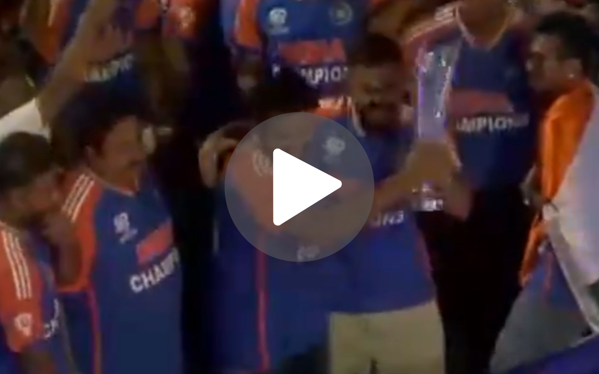 [वीडियो] ज़ोरदार शोर के साथ विजय परेड में रोहित-विराट ने उठाई T20 विश्व कप ट्रॉफ़ी